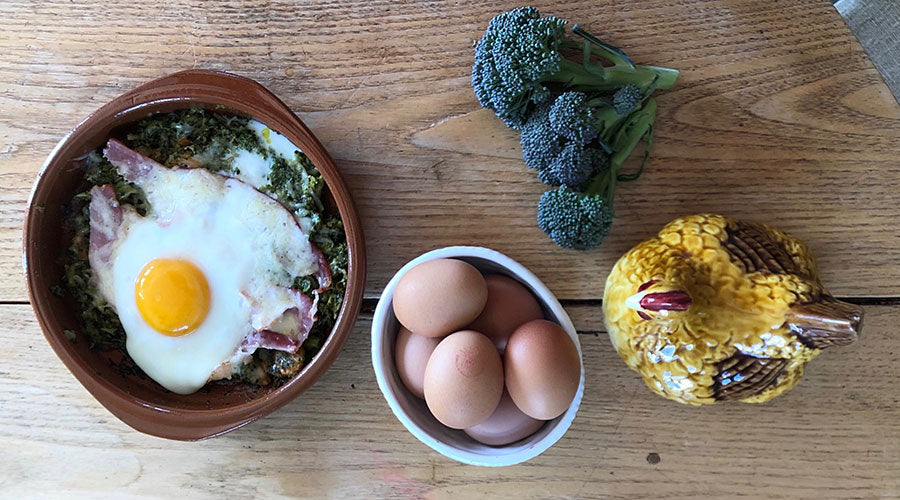 Huevos a la cazuela con brócoli al horno